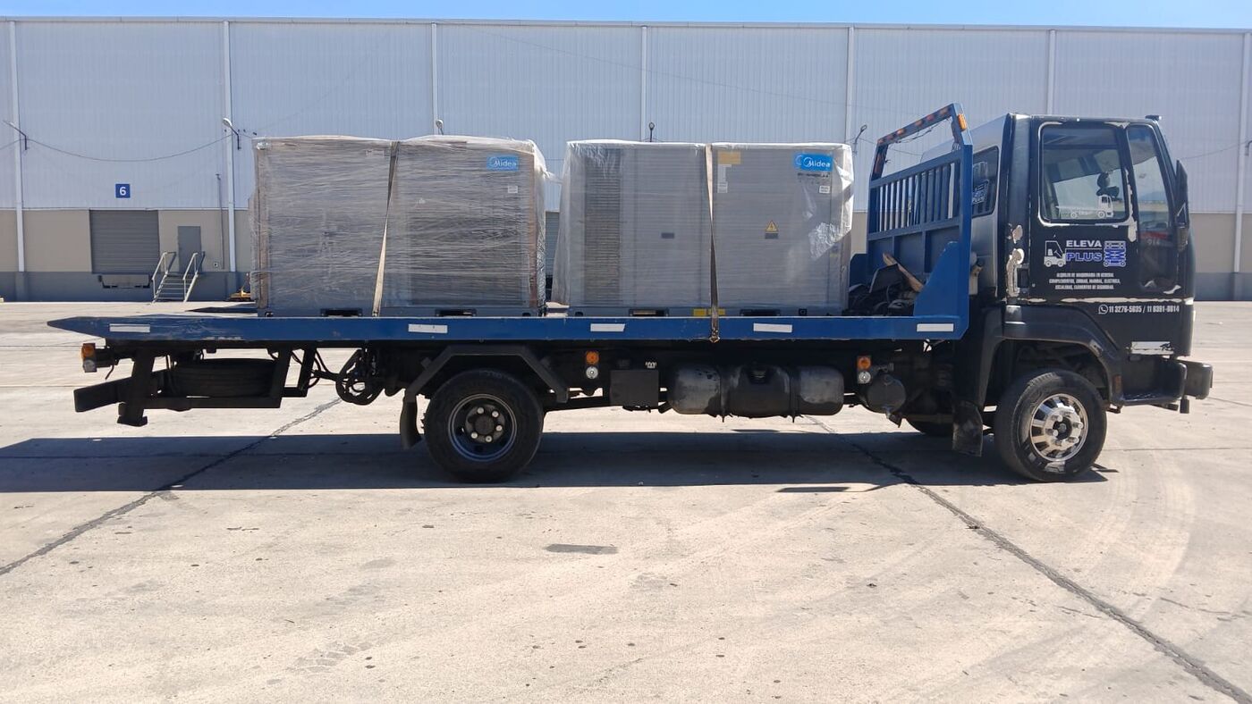 Camión plataforma ELEVAPLUS transportando equipos industriales