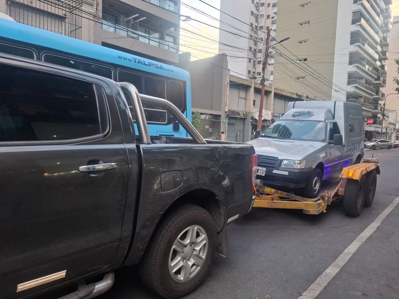 Transporte de vehículo utilitario en camión plataforma