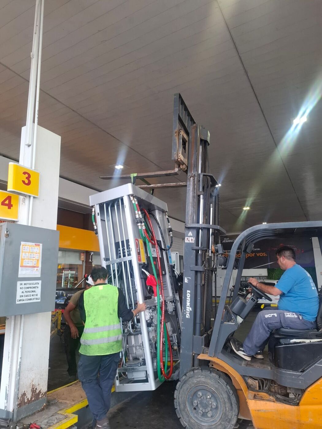 Técnico de ELEVAPLUS realizando un service en la vía pública